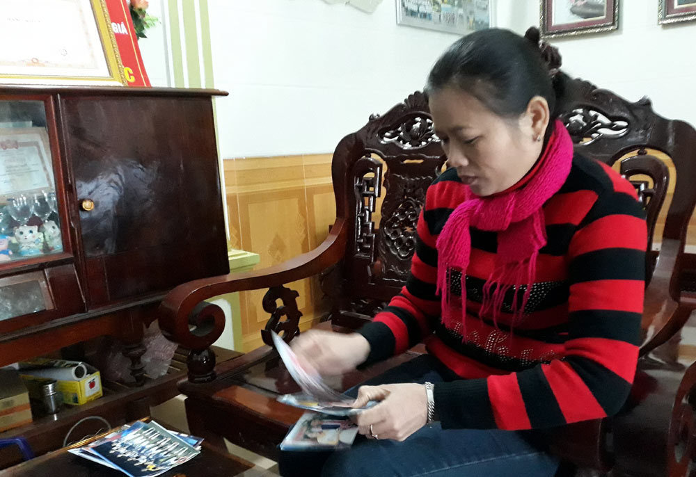 Mẹ Phan Văn Đức quặn lòng nhìn cánh tay sưng bầm của con