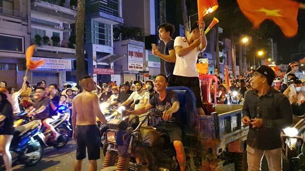 Vui quá khích, hàng chục 'fan' TP.HCM dính phạt vi phạm giao thông