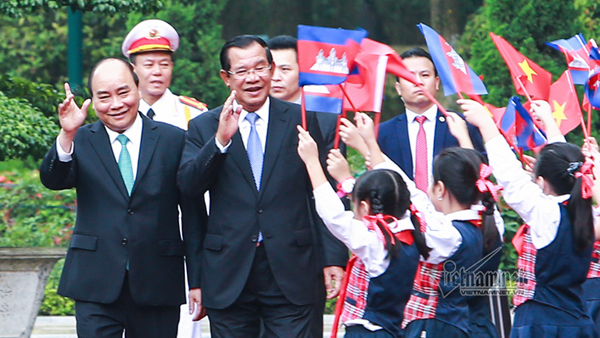Hình ảnh Thủ tướng đón Thủ tướng Campuchia Hun Sen