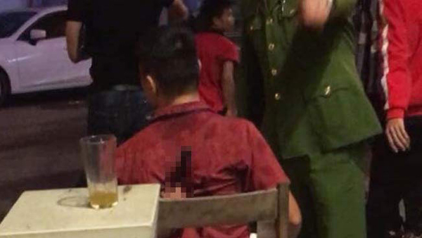 Hà Nội: Bị đâm sau lưng khi đi mừng chiến thắng bóng đá Việt Nam