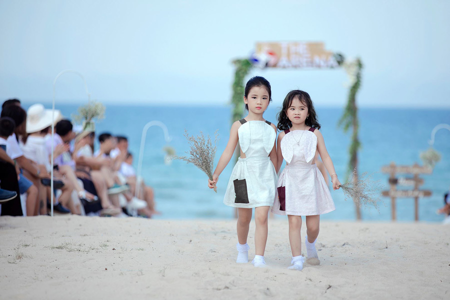 Hà Kiều Anh cùng con gái lên sàn thời trang