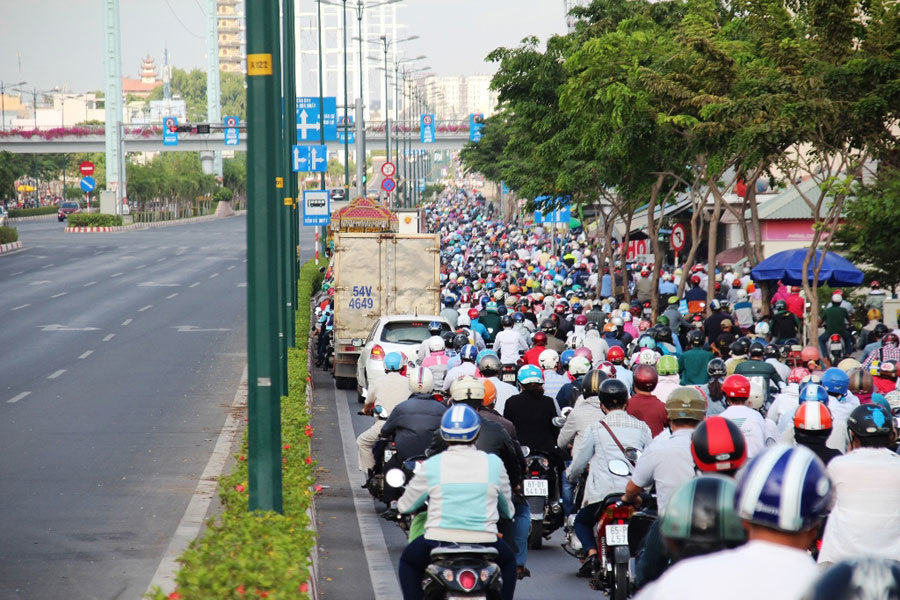 Người đi ô tô và xe máy: Tâm sự những điều đáng 'ghét' về nhau