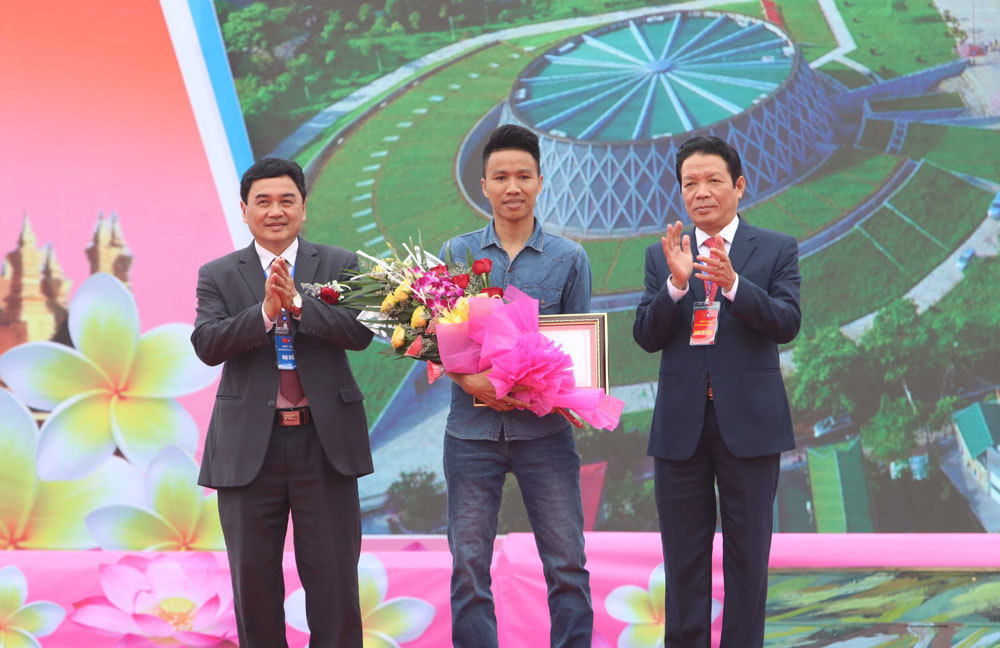 Ngày hội Thắm tình hữu nghị đặc biệt Việt Nam - Lào