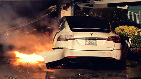 Một khi xe điện Tesla cháy thì không gì có thể dập tắt