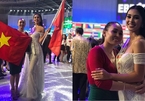 Tiểu Vy ôm mẹ cùng quốc kỳ ghi lại kỷ niệm tại Hoa hậu Thế giới