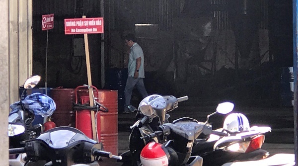 Cháy cơ sở sang chiết xăng dầu ở Sài Gòn, 2 người bỏng nặng