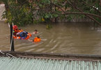 Đà Nẵng: Giải cứu 4 cô gái kẹt ở ngôi nhà chìm trong nước lụt