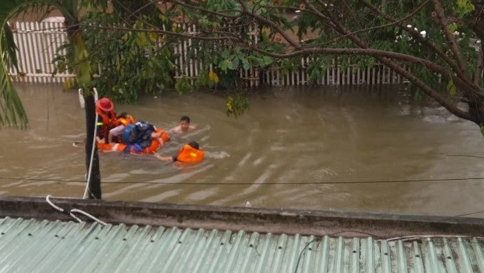 Đà Nẵng: Giải cứu 4 cô gái kẹt ở ngôi nhà chìm trong nước lụt