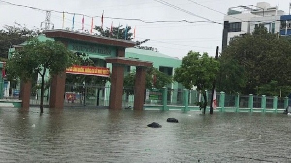 Trường ngập trong nước, học sinh toàn Đà Nẵng nghỉ học