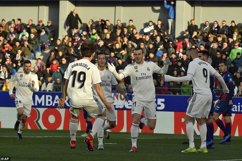 Gareth Bale ghi tuyệt phẩm, Real Madrid áp sát top 3