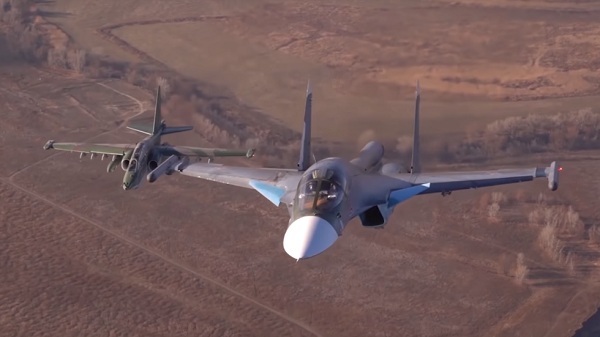 Xem Su-25 và Su-34 của Nga bay sát nhau trên bầu trời