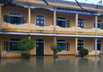 Nước lũ "chiếm trường", hàng nghìn học sinh Thừa Thiên - Huế nghỉ học