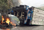 Lai Châu: Xe container đâm vách núi, cháy ngùn ngụt