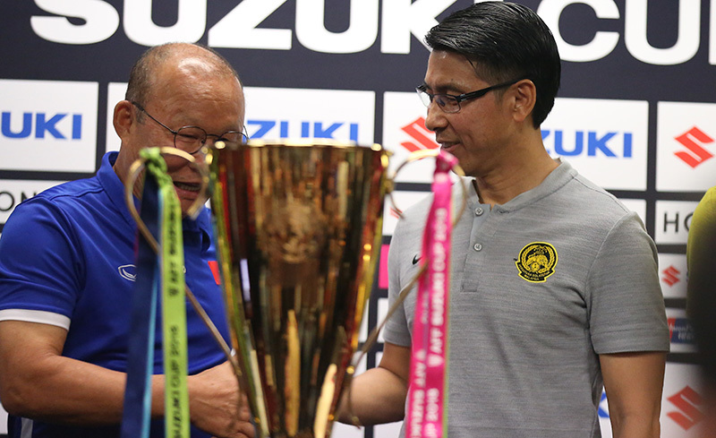 Ngó lơ đối thủ, thầy Park liên tục liếc cúp vàng AFF Cup