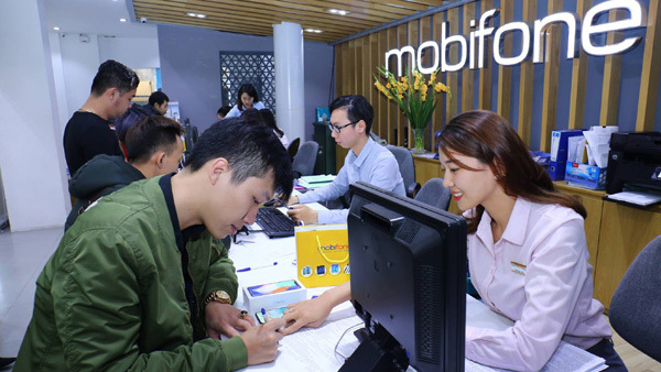 MobiFone nỗ lực trợ giá khách mua smartphone