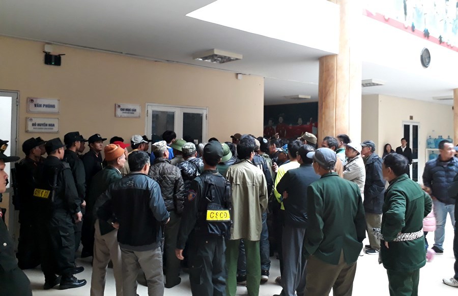 Hàng trăm người bao vây trụ sở VFF đòi mua vé xem chung kết