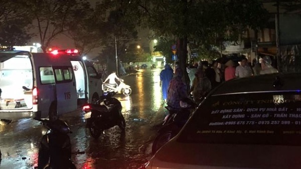 Ngập lụt Đà Nẵng: Điện giật ngã xuống đường, chồng chết, vợ nguy kịch