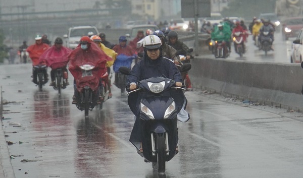 Hết mùa mưa, Sài Gòn vẫn giông sét mưa mù trời