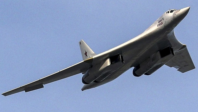 Chiến cơ 'khủng' nhất thế giới của Nga bị tiêm kích bám đuôi