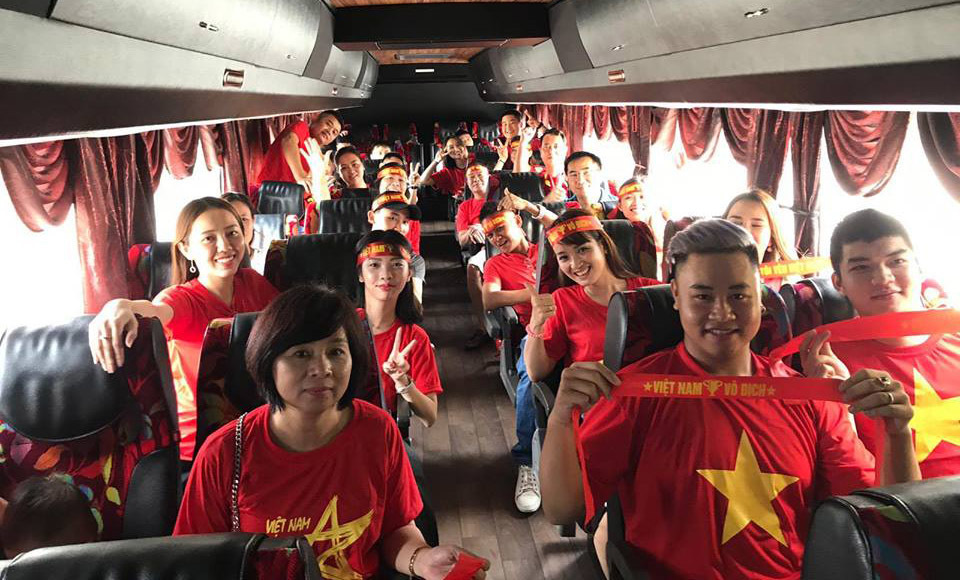 Du học sinh Việt vượt nghìn km sang Malaysia tiếp lửa tuyển Việt Nam