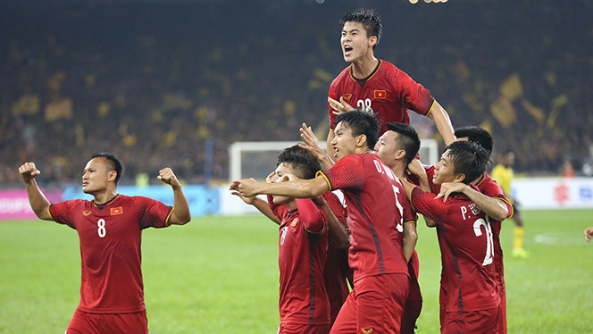 Chiếu chậm khoảnh khắc Huy Hùng xé lưới Malaysia