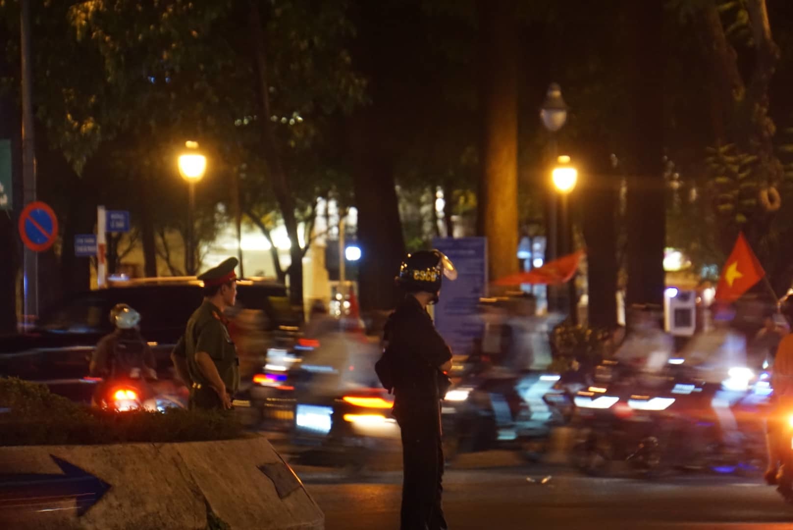 Người Sài Gòn rần rần xuống đường dù tuyển VN hòa đội Malaysia Người Sài Gòn rần rần xuống đường dù tuyển VN hòa đội Malaysia