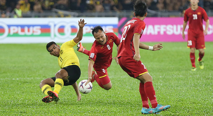 Những pha chặt chém của Malaysia với cầu thủ Việt Nam tại Bukit Jalil