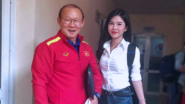 Vẻ ngoài gợi cảm của cô gái luôn theo sát HLV Park tại AFF Cup 2018
