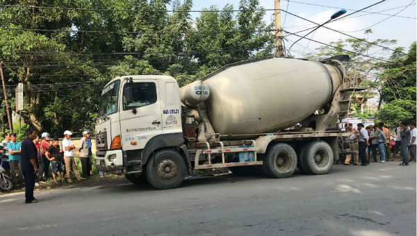 Xe bồn ép ngã xe máy, bé gái  lớp 1 bị cán chết thương tâm