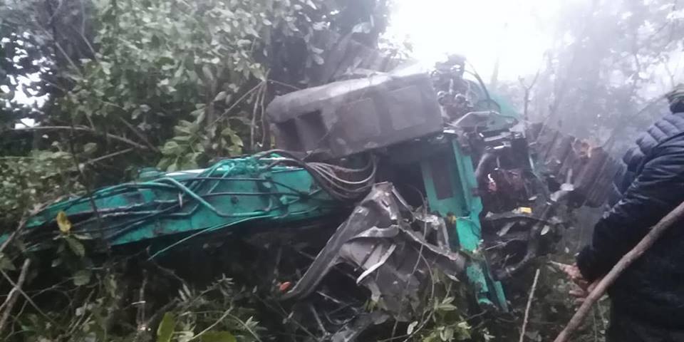 Xe tải 'cõng' máy xúc lao vực sâu, tài xế chết tại chỗ