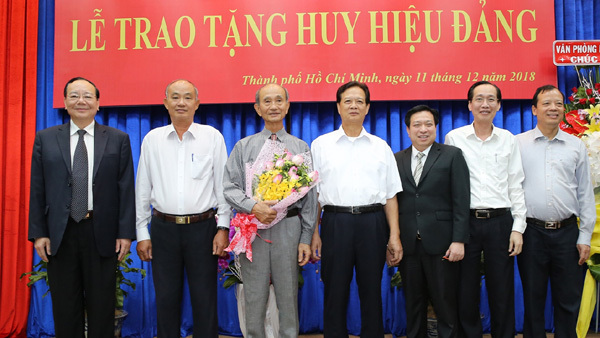 Trao huy hiệu 55 năm tuổi Đảng cho ông Võ Viết Thanh