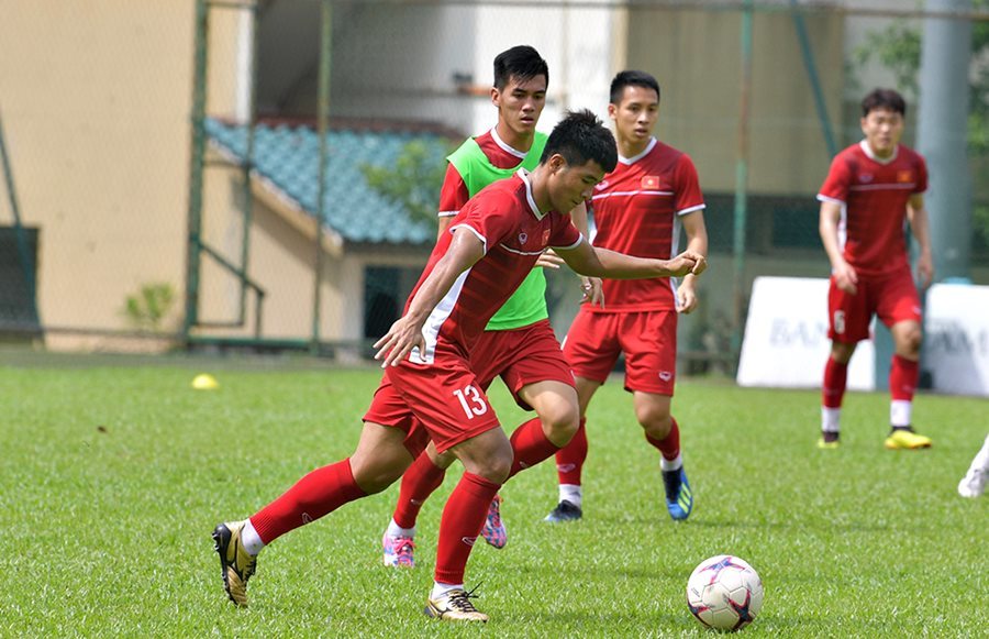 Tuyển Việt Nam tranh thủ ra sân tập trước giờ về nước