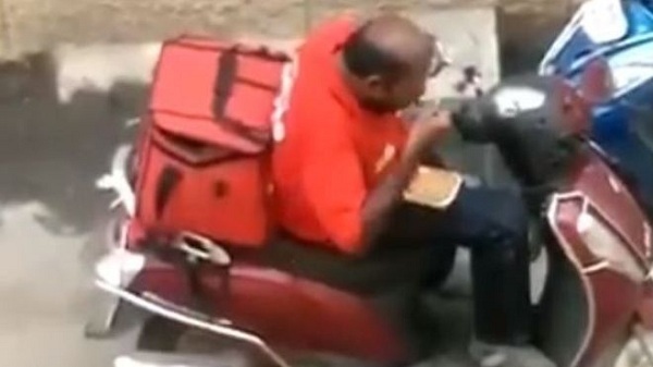 Bắt quả tang người chuyển hàng ăn vụng đồ của khách