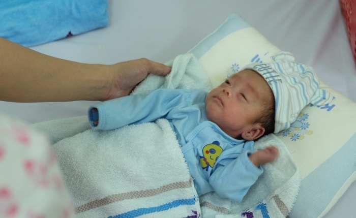 Em bé sinh non nhỏ như ‘ổ bánh mì’ vượt cửa tử sau 123 ngày ở viện