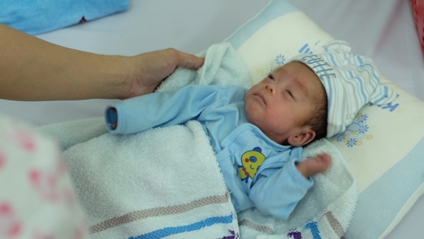 Em bé sinh non nhỏ như ‘ổ bánh mì’ vượt cửa tử sau 123 ngày ở viện