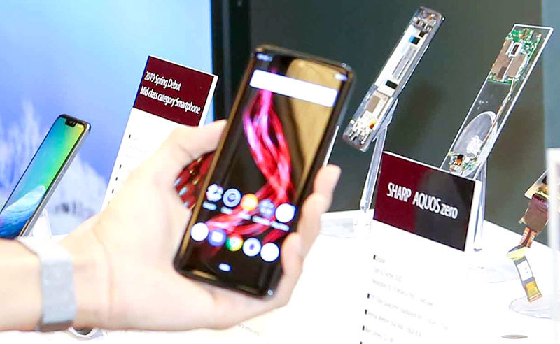 Sharp giới thiệu smartphone AQUOS Zero nhẹ nhất thế giới