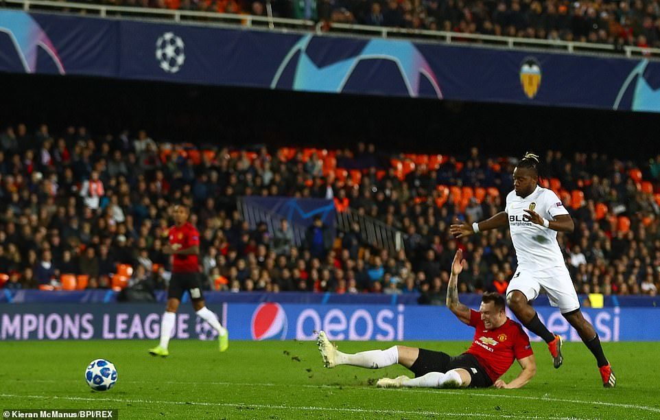 Thua Valencia, MU lỡ cơ hội chiếm ngôi đầu của Juventus