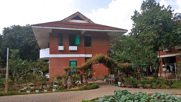 Người mẹ đơn thân nuôi 7 con trong căn nhà đặc biệt giữa lòng Hà Nội