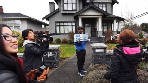 'Công chúa Huawei' mua pizza đãi nhà báo sau khi tại ngoại