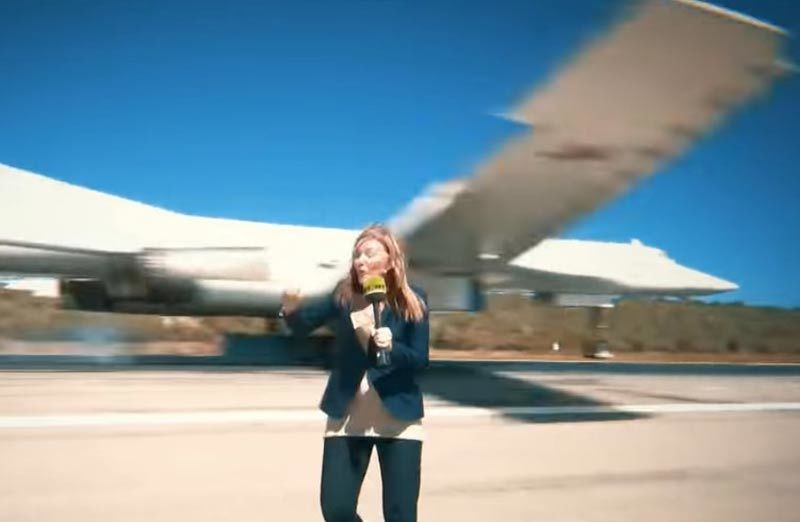 Thót tim chiến cơ Nga lượn sát phóng viên giữa đường băng