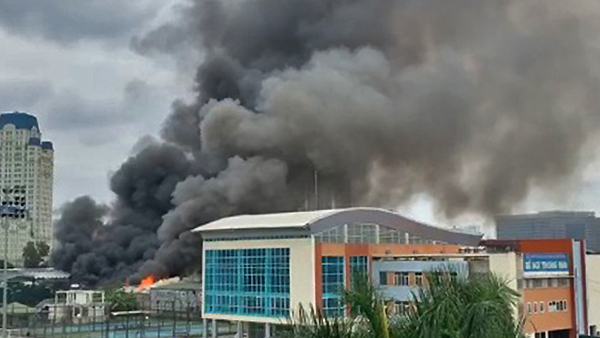 Khói lửa cuồn cuộn gần Liên đoàn Bóng đá Việt Nam