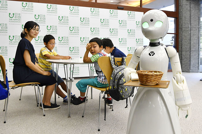 Nhật chế tạo robot giúp bệnh nhân nằm liệt giường làm bồi bàn