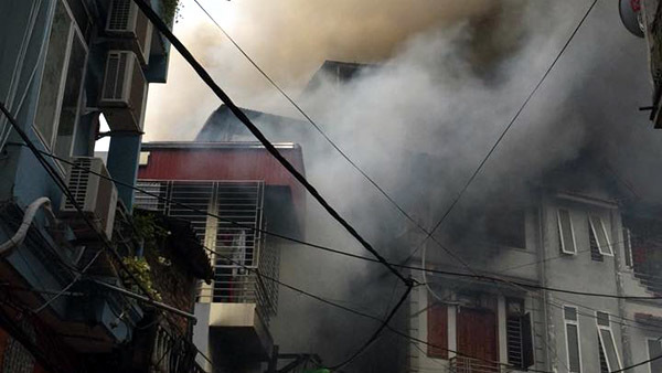 Cháy lớn quán karaoke lan sang 2 nhà gần cầu Chương Dương