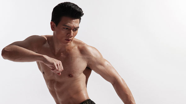 Hình thể sáu múi của diễn viên chia tay bạn gái vì đóng cảnh nóng