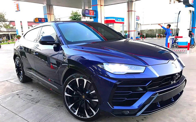 Cận cảnh siêu SUV Lamborghini Urus đầu tiên của đại gia Lào