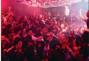 Cô gái Việt đi tìm chàng trai bí ẩn trong quán bar Singapore