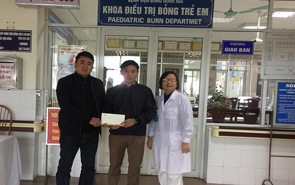 Bé Đỗ Minh Hiếu bị bỏng nặng đã được xuất viện về nhà