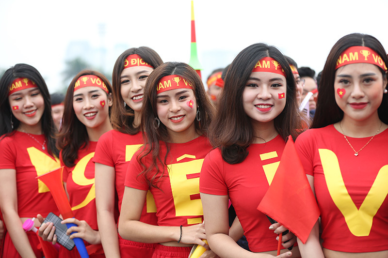 Fan nữ xinh đẹp hâm nóng Mỹ Đình trước chung kết AFF Cup