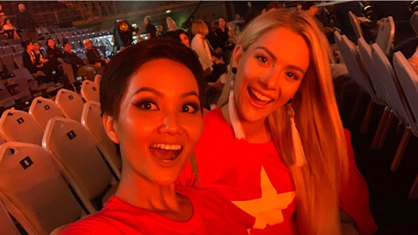 H'Hen Niê và Hoa hậu Mỹ mặc áo cờ đỏ sao vàng ủng hộ AFF Cup 2018