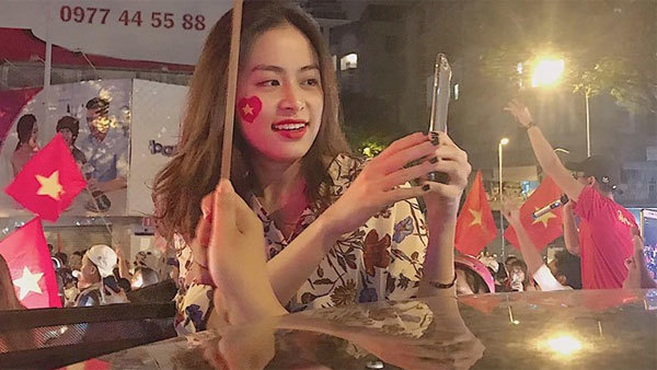 Sao hai miền Nam - Bắc xuống đường mừng tuyển Việt Nam vô địch AFF Cup